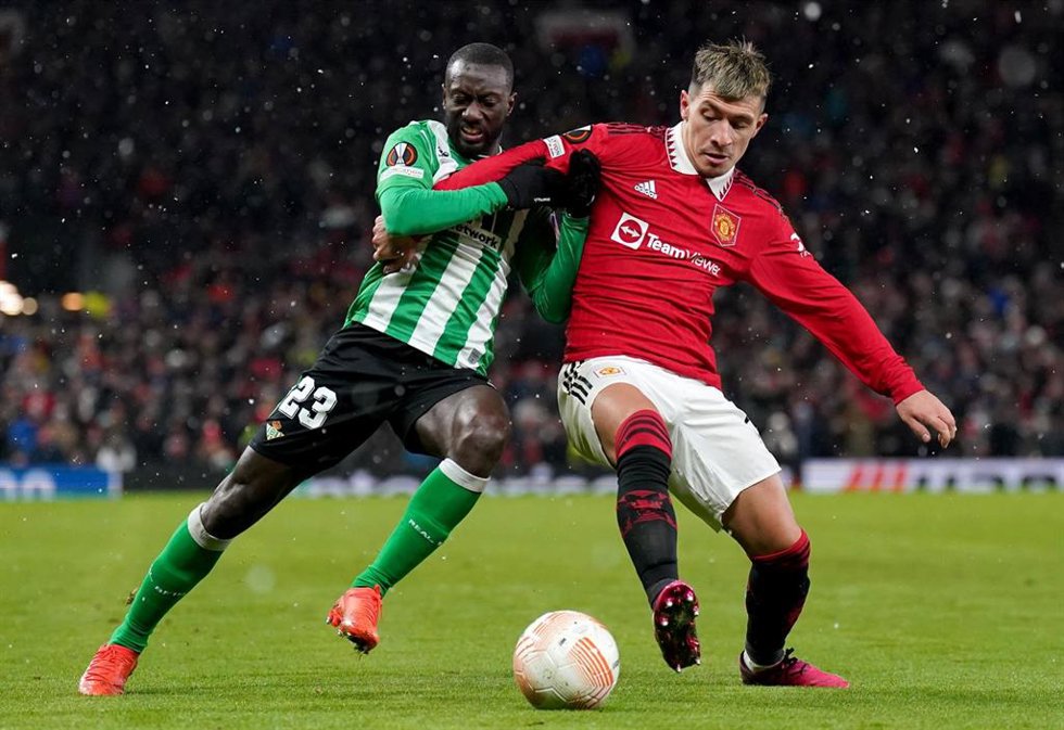 Lisandro Martínez y Youssouf Sabaly pelean por un balón en el Manchester United-Betis de la Liga Europa 2022-2023