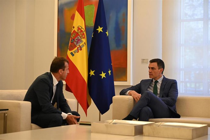 El presidente del Gobierno, Pedro Sánchez, se ha reunido con el consejero delegado de Airbus, Guillaume Faury