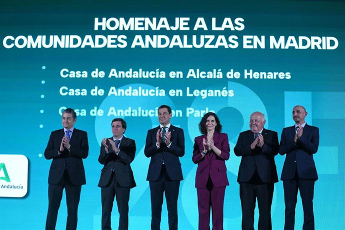 (I-D) El consejero de Presidencia, Interior y Diálogo Social de la Junta de Andalucía, Antonio Sanz, el alcalde de Madrid, José Luis Martínez-Almeida, el presidente de la Junta de Andalucía, Juanma Moreno, la presidenta de la Comunidad de Madrid, Isabe 