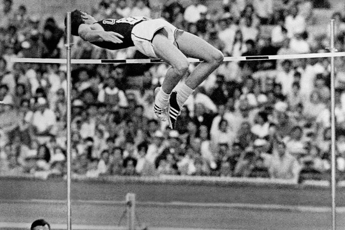 Dick Fosbury durante un salto en los Juegos Olímpicos de México de 1968