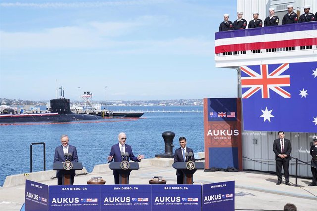 Anthony Albanese, Joe Biden y Rishi Sunak en San Diego durante un acto de presentación de un acuerdo de la alianza AUKUS