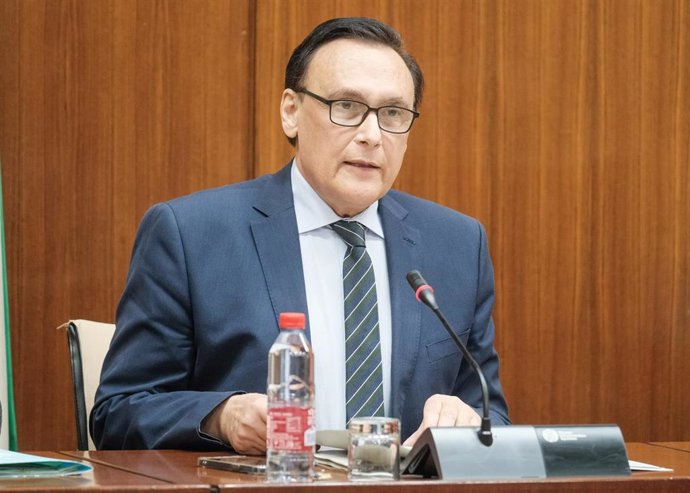 El consejero  de Universidad, Investigación e Innovación, José Carlos Goméz Villamandos, en comisión parlamentaria