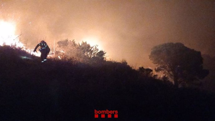 Un efectiu de Bombers de la Generalitat treballa en l'extinció d'un incendi forestal a Selva del Camp (Tarragona)
