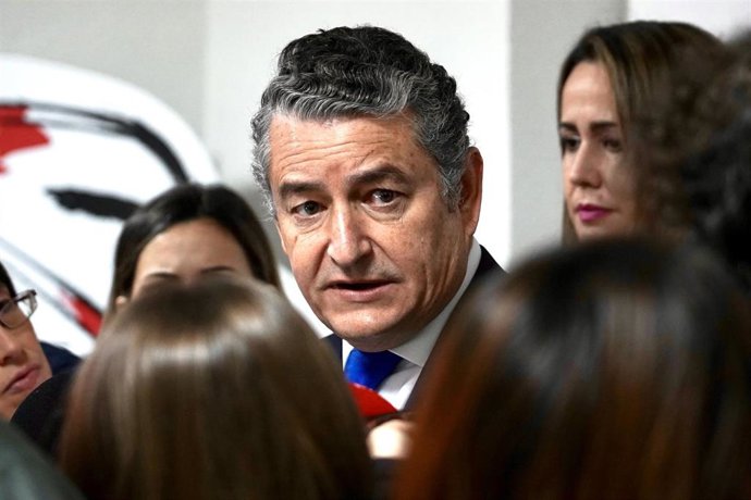 El consejero de la Presidencia, Interior, Diálogo Social y Simplificación Administrativa, Antonio Sanz, atiende a los medios antes de participar en un encuentro con empresarios onubenses en una imagen de archivo