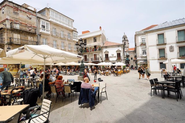 Archivo - Varias personas en una terraza de Vigo.