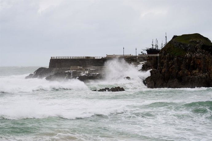 Archivo - Vista del oleaje en el puerto de Santander, a 17 de enero de 2023, en Santander, Cantabria (España). El temporal que azota Cantabria ha dejado hoy sin clase a unos 4.800 alumnos, provocando la suspensión de las clases en trece centros educativ