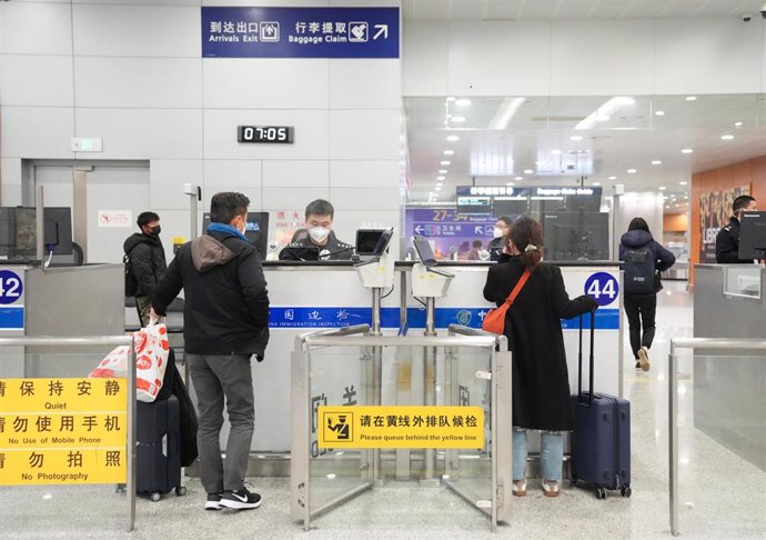 Archivo - Pasajeros a su llegada al Aeropuerto Internacional de Pudong, en Shanghái, China