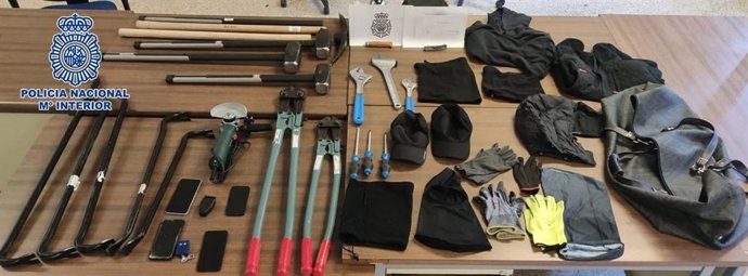 Material interceptado a los cinco detenidos tras la persecución en Villa de Vallecas.