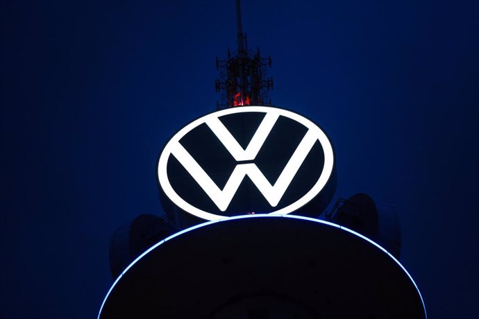 Archivo - FILED - 15 March 2021, Hanover: The Volkswagen logo shines on the VW Tower against a dark sky. Photo: Ole Spata/dpa