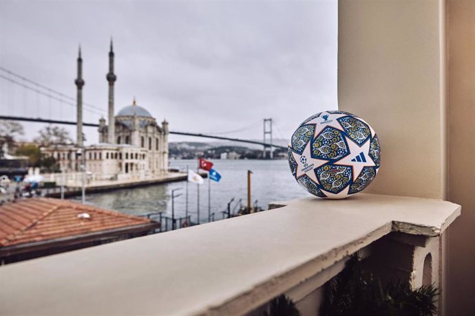 Imagen del balón 'UCL Pro Istanbul' de la marca 'adidas' para la final de la Liga de Campeones 2022-2023