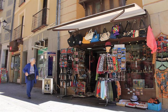 Archivo - Pequeño comercio, en la plaza de Zocodover 