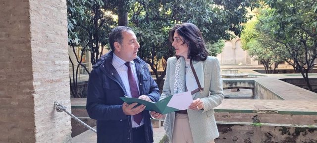 El delegado del Gobierno de la Junta en Sevilla, Ricardo Sánchez, y la delegada territorial de Fomento en Sevilla, Susana Cayuelas.