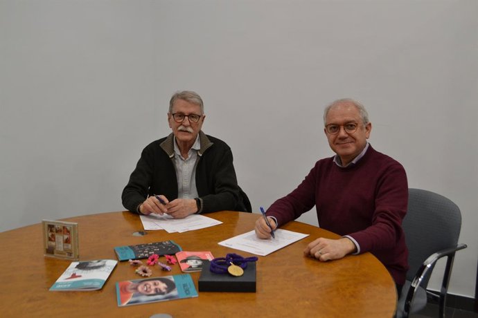 El artista Vicent Torrent (i) y el director del IVC, Abel Guarinos, firman la donación del archivo de Al Tall