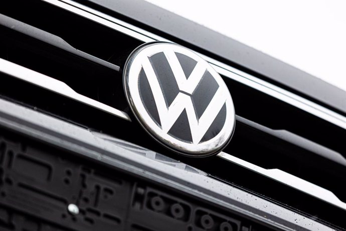 Archivo - FILED - 09 December 2021, Lower Saxony, Wolfsburg: The Volkswagen logo is pictured on a vehicle at a car dealership in Wolfsburg. Photo: Moritz Frankenberg/Deutsche Presse-Agentur GmbH/dpa