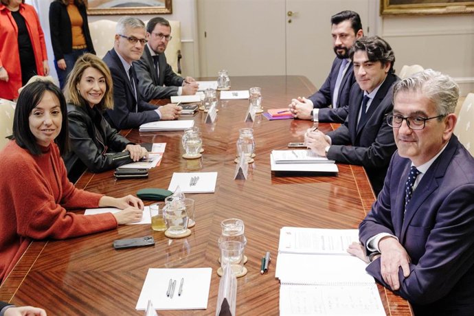 La delegada del Gobierno en la Comunidad de Madrid, Mercedes González (i), la ministra de Transportes, Movilidad y Agenda Urbana, Raquel Sánchez (2i), y el Consejero de Transportes e Infraestructuras de la Comunidad de Madrid, David Pérez García (2d), s