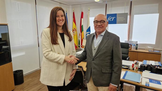 El presidente de la FER, Jaime García-Calzada Barrena, y la presidenta del Colegio Oficial de Agentes Comerciales de La Rioja, Mariola Bravo de Castro, han firmado este acuerdo en la sede de la organización empresarial
