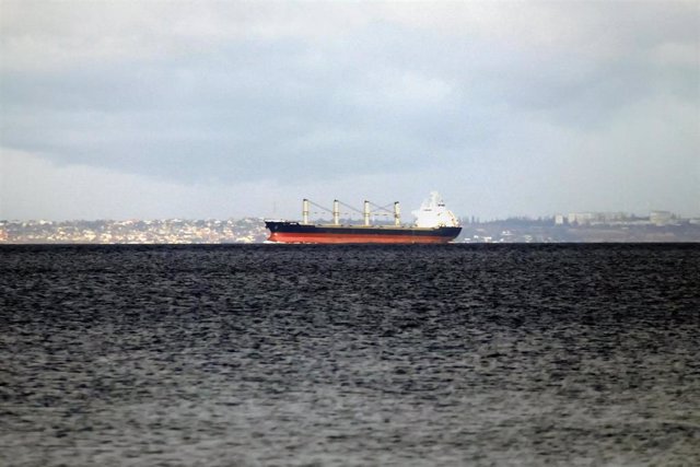 Archivo - Un barco con productos agrícolas atraviesa el corredor creado en el mar Negro para la exportación de grano desde puertos de Ucrania