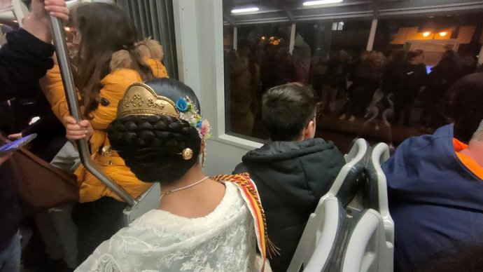 Una fallera en el metro de Valncia