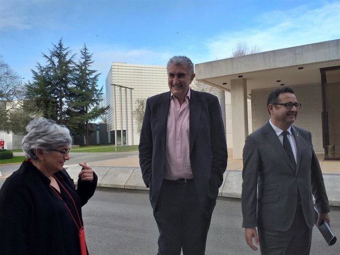 La alcaldesa de Gijón, Ana González, el ex jugador de baloncesto, Fernando Romay,  el director general de Comercio del Principado, Julio González Zapico, antes de participar en la jornada 'Aprender de la experiencia', en Gijón