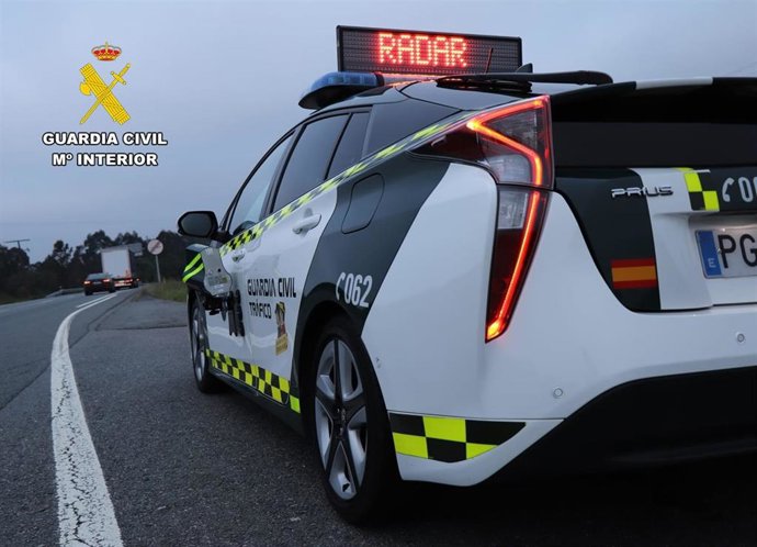 Un coche de la Guardia Civil durante un control
