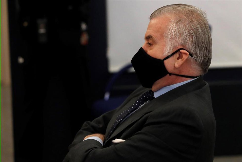 Archivo - El extesorero del PP Luis Bárcenas durante el juicio por la presunta caja 'b' del PP, que comienza este lunes, en San Fernando de Henares, Madrid, (España), a 8 de febrero de 2021. El juicio se centrará en las declaraciones de Bárcenas después