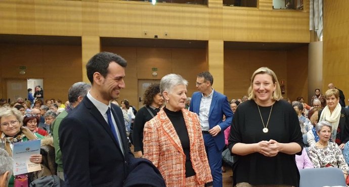 La consejera de Familia e Igualdad de Oportunidades de la Junta de Castilla y Leó, Isabel Blanco; junto a la presidenta de Conjupes, Adela Cabezas Mayo, y el diputado del Área de Servicios Sociales e Igualdad de Oportunidades, David Esteban Rodríguez
