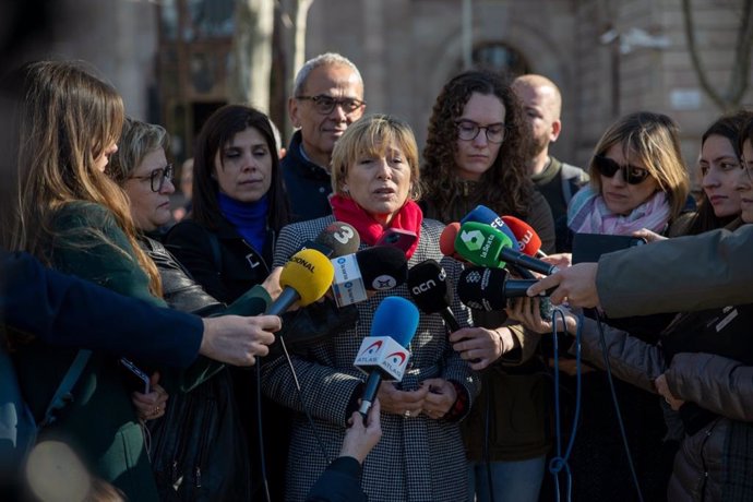 La expresidenta del Parlament y líder de ERC, Carme Forcadell, atiende a los periodistas tras acompañar a los exmiembros de la Mesa hasta las puertas del TSJC