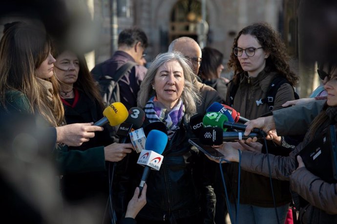 La presidenta de la ANC, Dolors Feliu, hace declaraciones a la prensa ante el Tribunal Superior de Justicia de Catalunya antes de la repetición del juicio a exmiembros de la Mesa del Parlament.