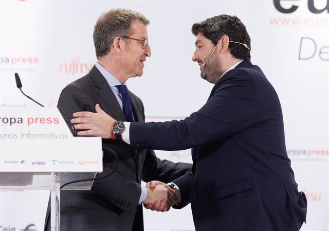 El presidente del PP, Alberto Núñez Feijóo (i) y el presidente de la Región de Murcia, Fernando López Miras (d), se saludan durante un desayuno informativo de Europa Press, en el Hyatt Regency Hesperia Madrid, a 14 de marzo de 2023, en Madrid (España).