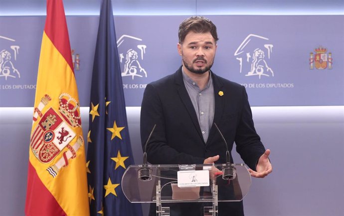 Archivo - El portavoz parlamentario de ERC, Gabriel Rufián, interviene en la rueda de prensa en el Congreso.