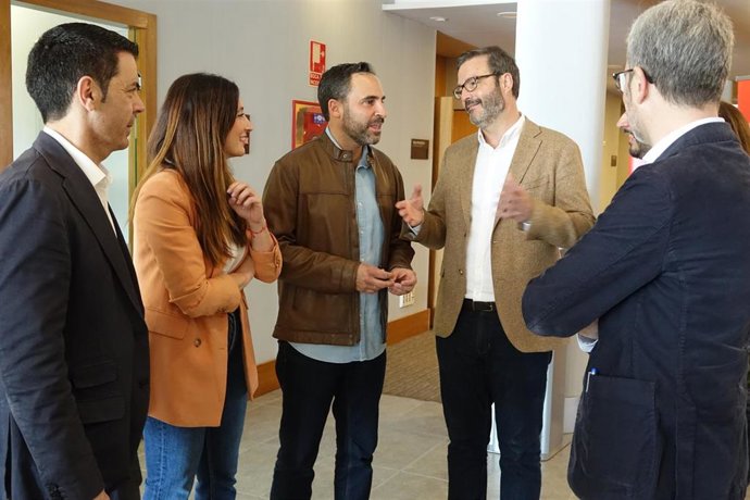 El candidato socialista a la Alcaldía de Málaga, Daniel Pérez, junto al alcalde de Palma, José Hila
