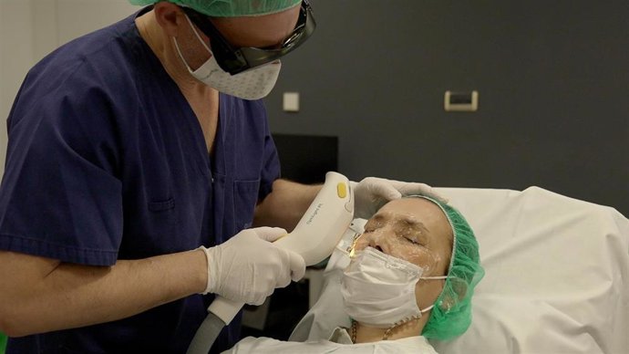 El Instituto Oftalmológico Quirónsalud Zaragoza, pionero en Aragón en aplicar la terapia con luz pulsada intensa para tratar el ojo.