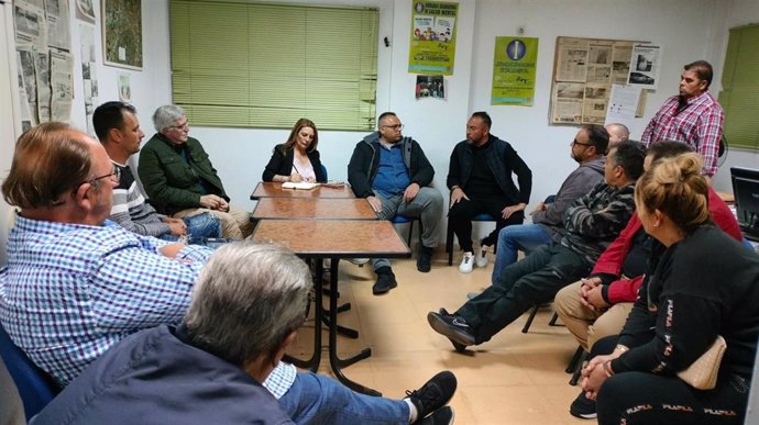 La candidata de Ciudadanos (CS) a la Alcaldía de Granada, Concha Insúa, se reúne con la plataforma de mercadillo Zaidín.