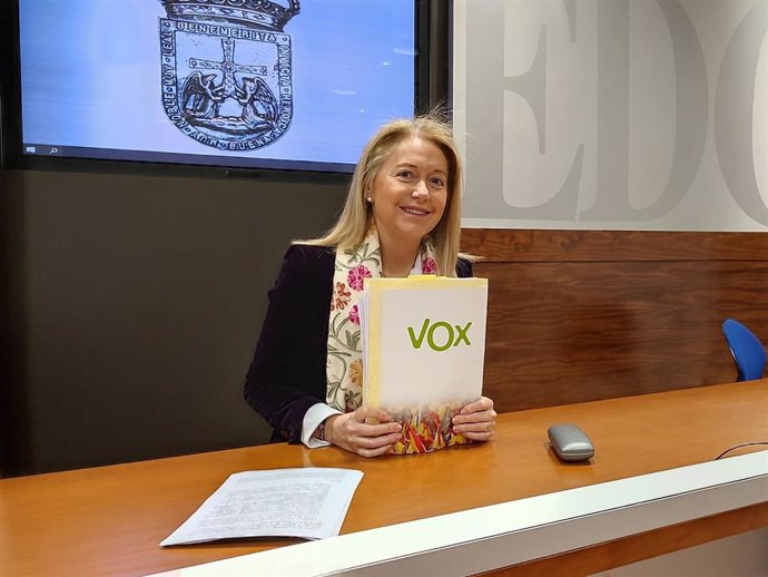 La portavoz de Vox en el Ayuntamiento de Oviedo, Cristina Coto, en rueda de prensa.