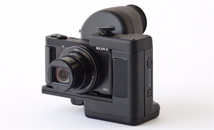 Sony presenta el kit de cámara de proyección de retina con la cámara compacta DSC-HX99 y el visor Retissa Neoviewer.