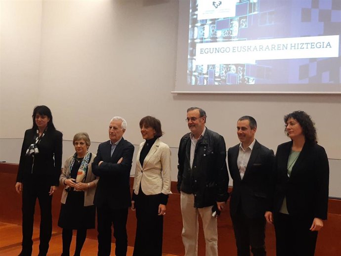 Presentación del 'Egungo Euskararen Hiztegia' en la Universidad del País Vasco.