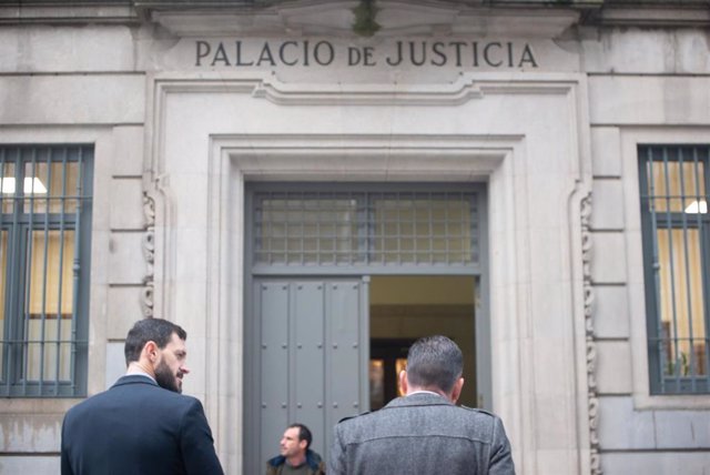 Archivo - El abogado y familiares de la víctimas a su llegada al juicio donde se juzga al presunto culpable del accidente en el que murieron tres personas en Pontevedra, en la Audiencia Provincial de Pontevedra, a 17 de enero de 2023, en Pontevedra, Galic