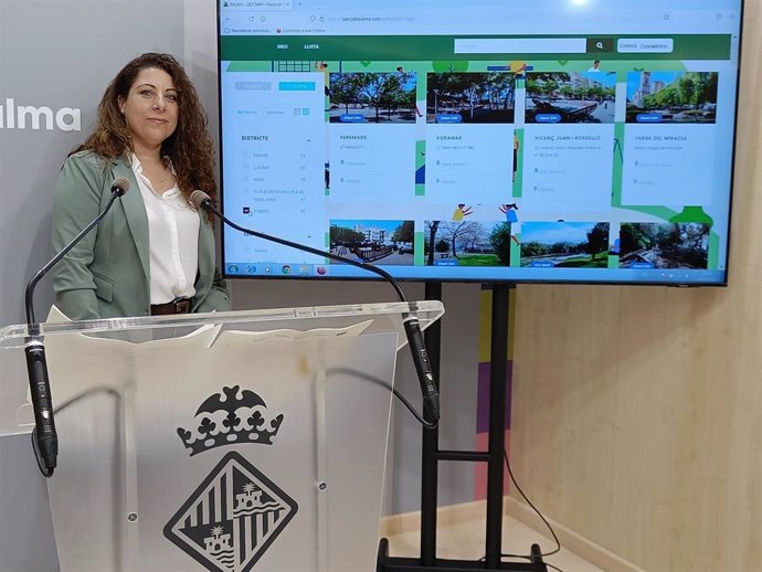 La regidora de Infraestructuras del Ayuntamiento de Palma, Angélica Pastor, presenta una web con información sobre parques y jardines.
