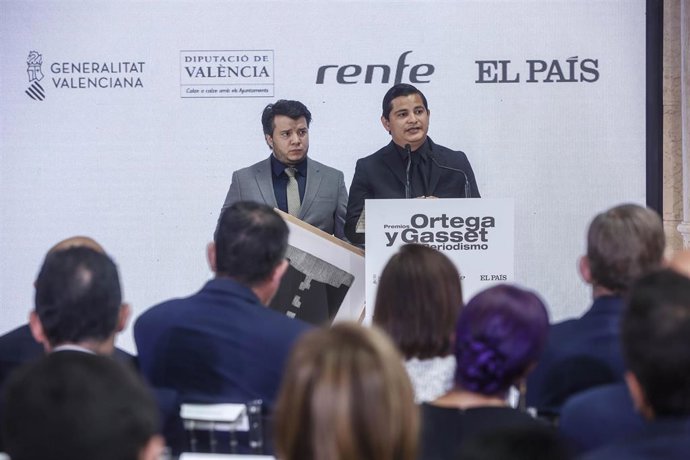 Archivo - El periodista Wilfredo Miranda (i) y el fotoperiodista Carlos Herrera (d), intervienen tras recibir uno de los Premios Ortega y Gasset en representación del equipo de Divergentes, medio nicaragüense, en los 39 Premios Ortega y Gasset de Period