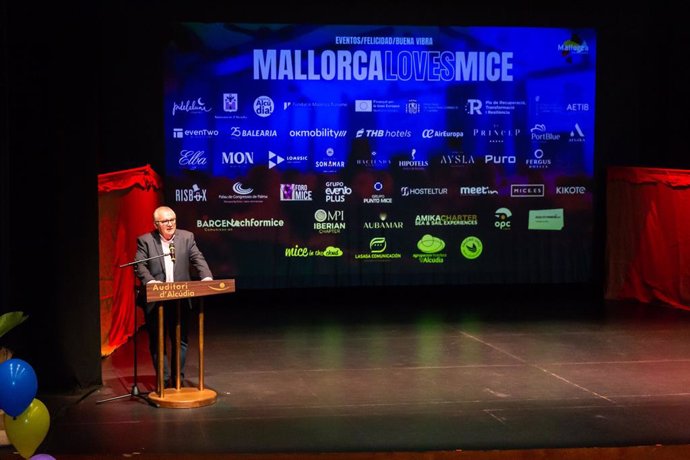Domingo Bonnín, alcalde de Alcúdia, se dirige a los presentes.