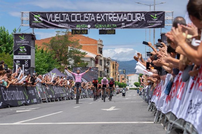 Llegada al sprint en una etapa de la vuelta ciclisa a Extremadura en una edición anterior.