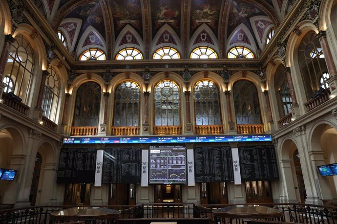 Archivo - Interior del Palacio de la Bolsa con paneles con valores del Ibex 35.