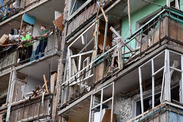 Archivo - Daños materiales en un edificio residencial por un ataque del Ejército de Rusia contra la ciudad de Kramatorsk, en el este de Ucrania