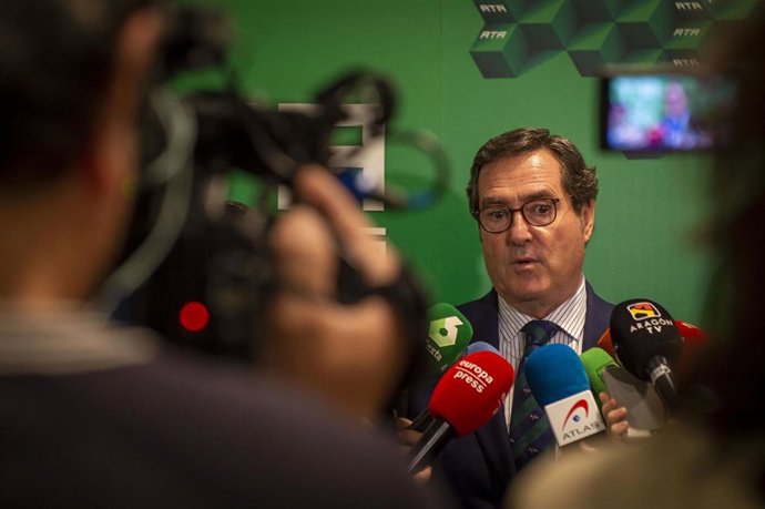 El presidente de la CEOE, Antonio Garamendi, a su llegada al IV Foro Emprendedores y Autónomos organizado por ATA