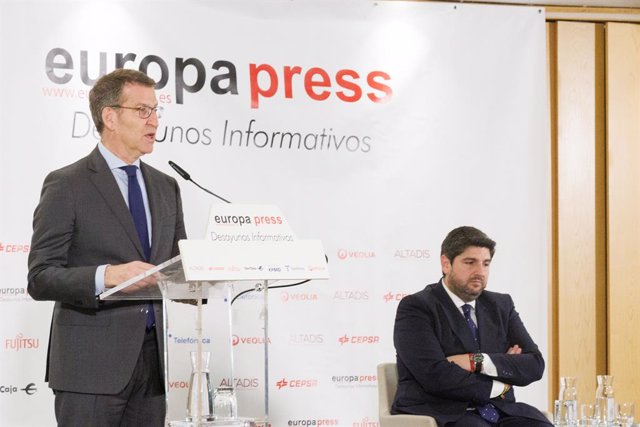 El presidente del PP, Alberto Núñez Feijóo (i) y el presidente de la Región de Murcia, Fernando López Miras (d), durante un desayuno informativo de Europa Press, en el Hyatt Regency Hesperia Madrid, a 14 de marzo de 2023, en Madrid (España).