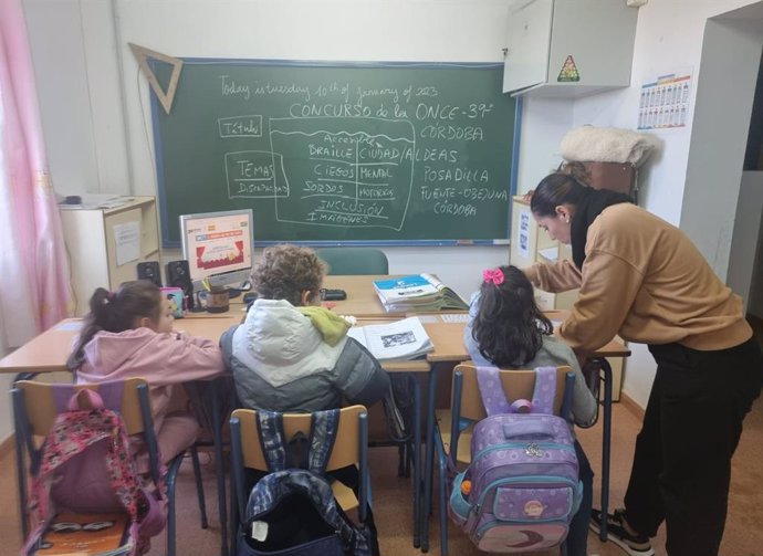 Una de las profesoras y algunos de los alumnos de Fuente Obejuna que han logrado que la localidad se convierta en el primer municipio español con una 'Calle de la Inclusión'.