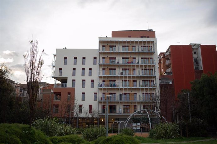 Archivo - Fachada de un edificio de viviendas en Nou Barris, Barcelona. 