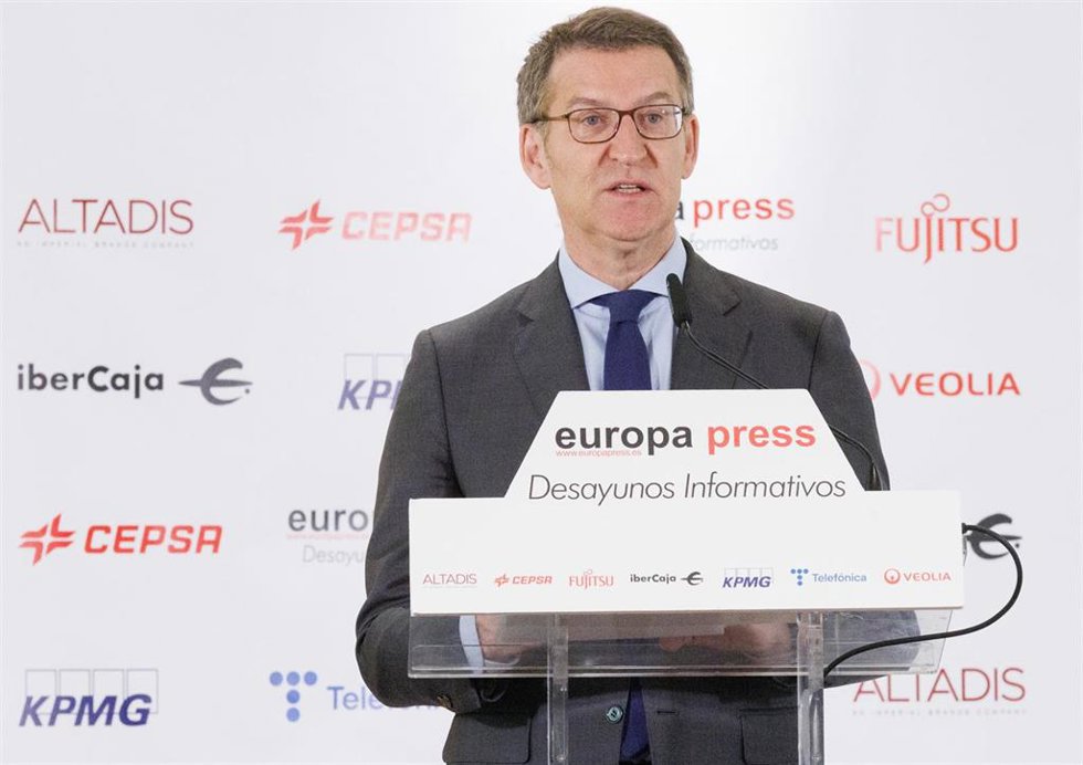 El presidente del PP, Alberto Núñez Feijóo, interviene este martes durante un desayuno informativo de Europa Press en Madrid.