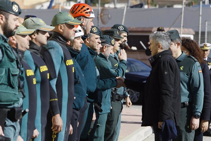 Archivo - El ministro del Interior, Fernando Grande-Marlaska, saludando a agentes de la Guardia Civil en una visita a Mallorca en 2020.
