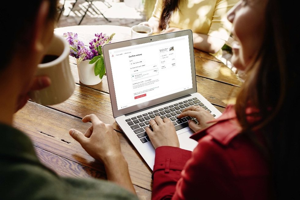 Archivo - Usuarios de Airbnb